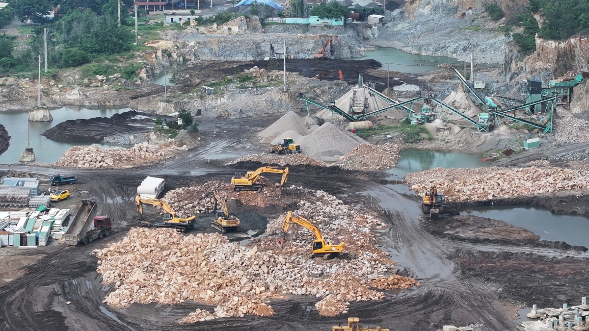 Hiện trường khai thác cát.