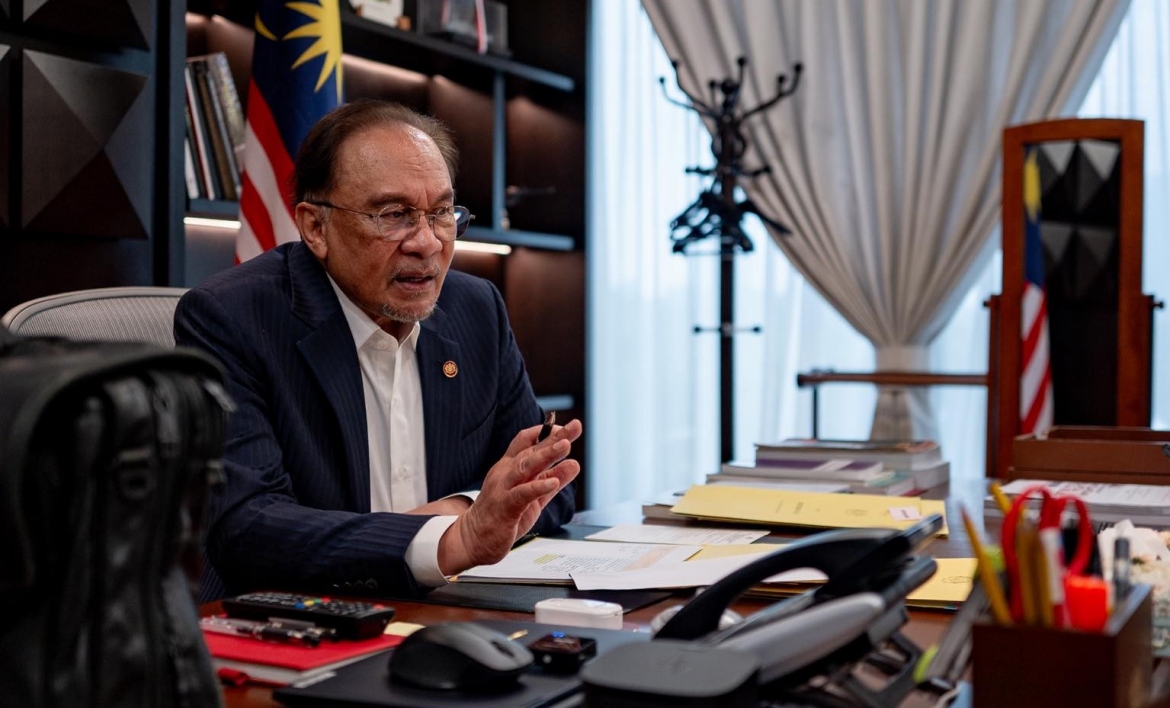 Thủ tướng Malaysia Anwar Ibrahim điện đàm với Quyền Thủ tướng Thái Lan Phumtham Wechayachai và Thủ tướng Campuchia Hun Manet (Ảnh: Facebook Thủ tướng Malaysia)