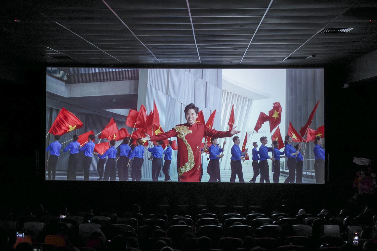 Tùng Dương muốn các bạn trẻ có thể cảm nhận rõ hơn những sự hy sinh cao cả không gì có thể diễn ra bằng lời, từ đó thức tỉnh hơn, trân quý hơn giá trị của hai chữ ‘hòa bình’.