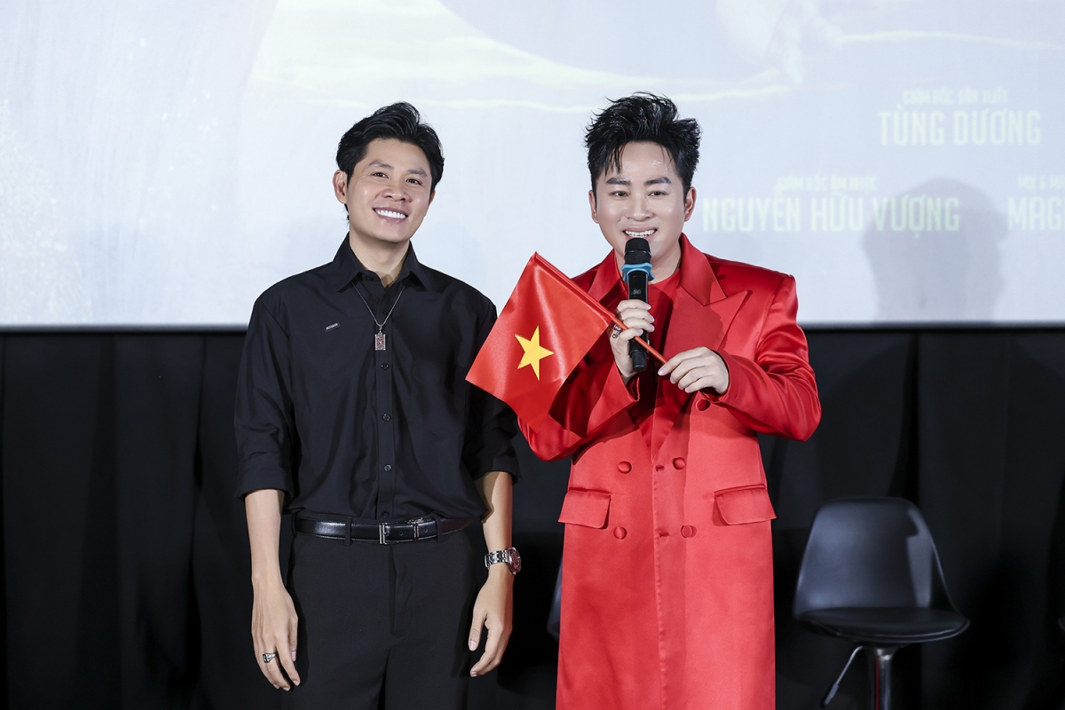 Tùng Dương và nhạc sĩ Nguyễn Văn Chung tại họp báo ra mắt MV "Viết tiếp câu chuyện hòa bình" sáng 25/8.