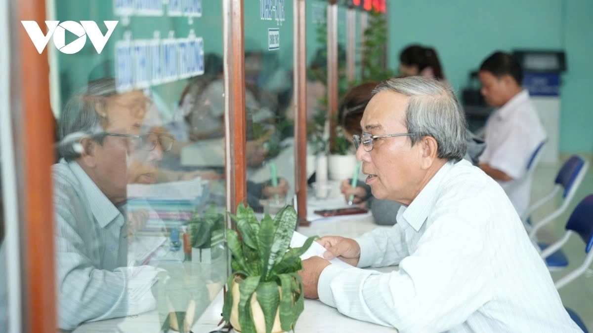 Người dân đến làm thủ tục tại phường Hương An (mới), TP Huế