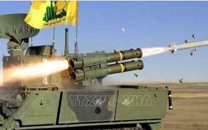 Phong trào Hezbollah phóng tên lửa từ Lebanon vào miền Bắc Israel (Ảnh: IRNA/TTXVN)