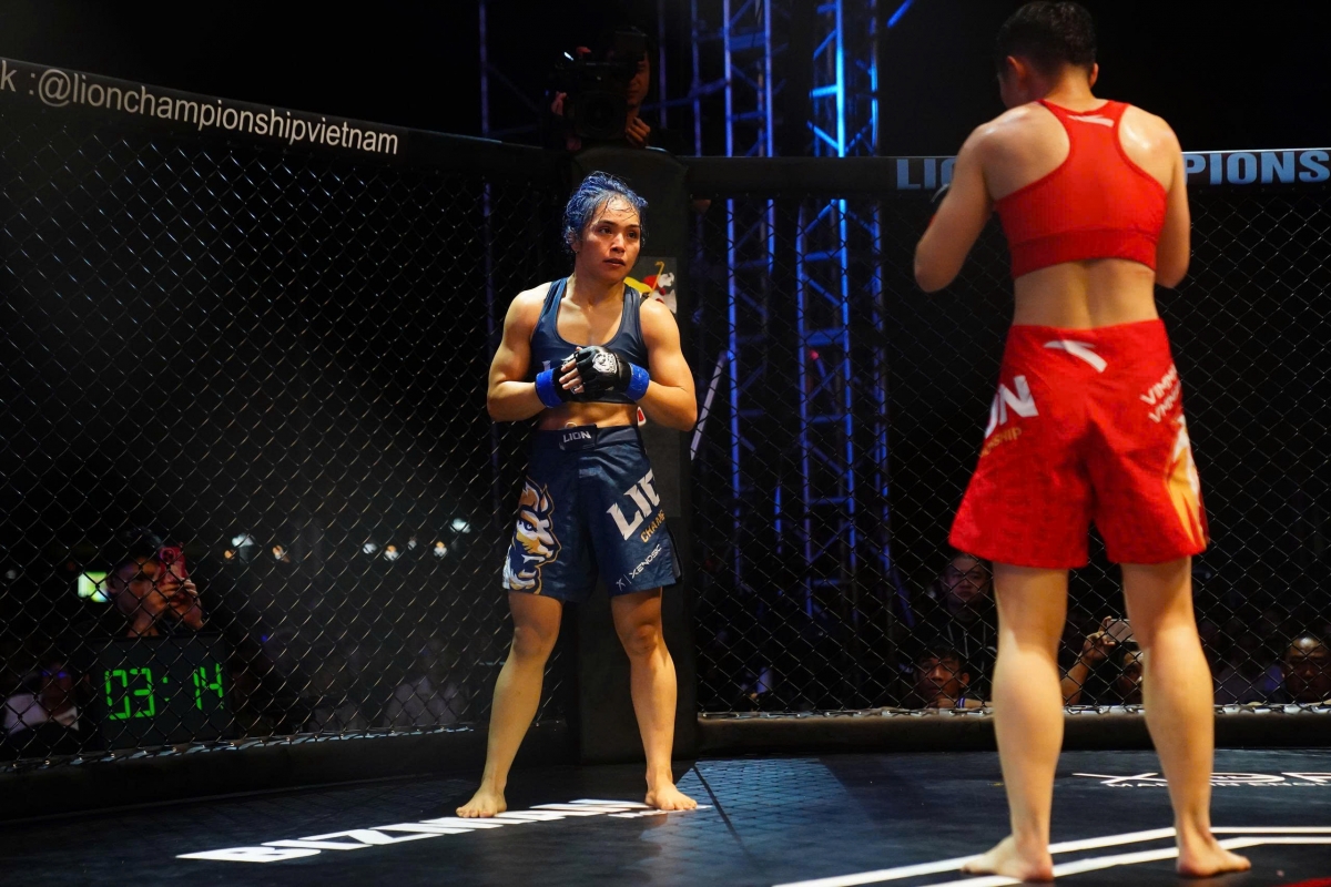  Lò Thị Phung liên tục nỗ lực tìm cách giải quyết trận đấu bằng những cú quật ngã và cơ hội khóa siết. 