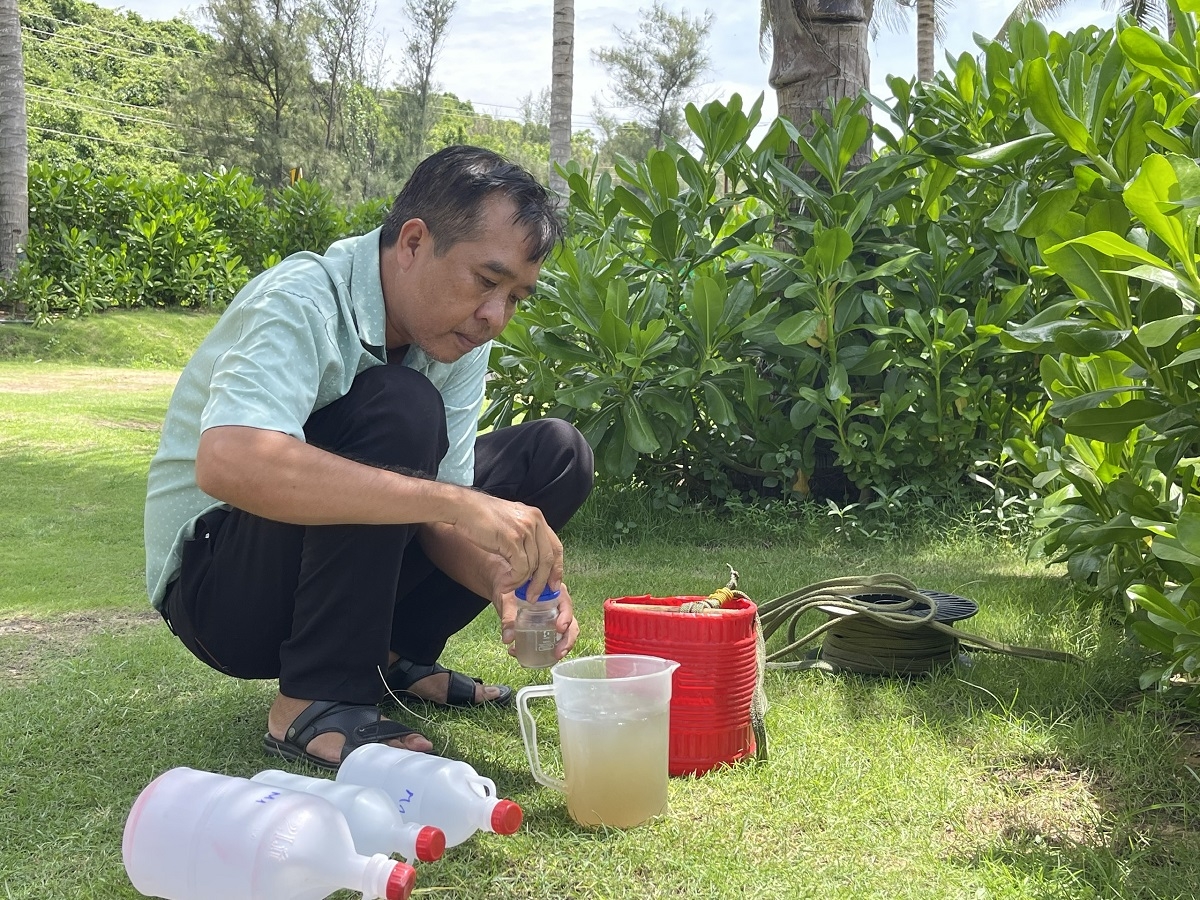 Lực lượng chức năng tiến hành lấy mẫu nước. Ảnh: B.H