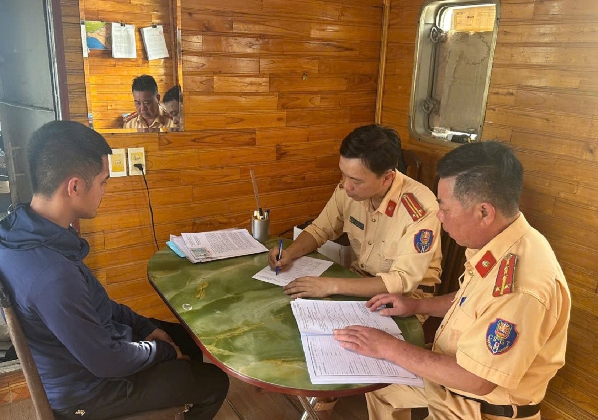 Tổ Công tác của Phòng Cảnh sát giao thông Ninh Bình làm việc với Lương Văn Hoàng