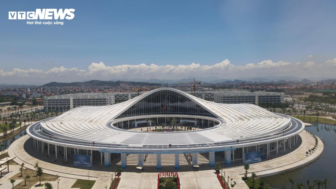 Trung tâm hội nghị - biểu diễn TP Hải Phòng khởi công ngày 6/5/2023. Sau hơn 2 năm thi công, công trình vừa được đưa vào vận hành, khai thác. Đây là công trình đa năng với diện tích sử dụng đất khoảng 12,39 ha. Tổng mức đầu tư hơn 2.300 tỷ đồng từ nguồn ngân sách thành phố.