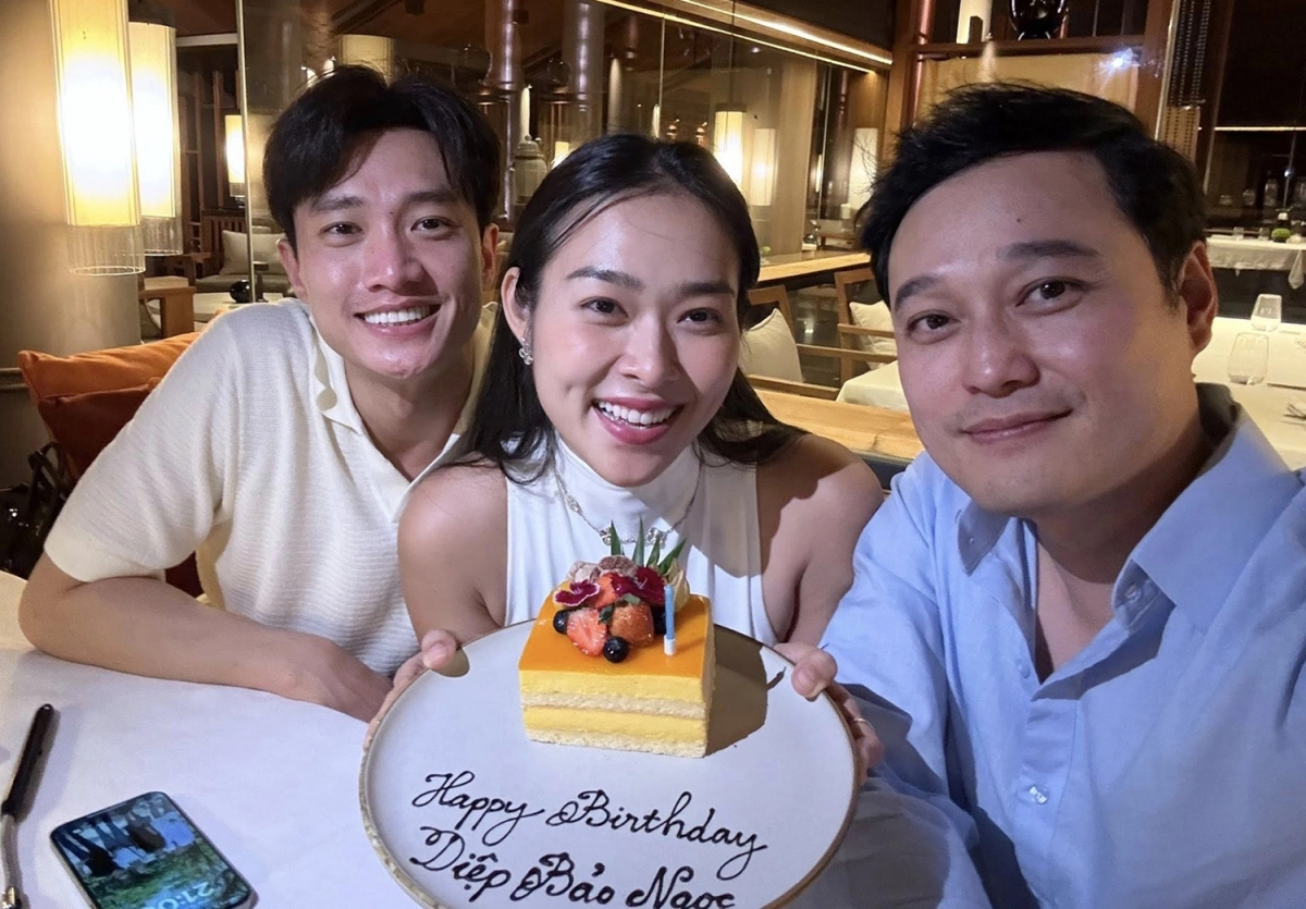 Diễn viên Diệp Bảo Ngọc mừng sinh nhật tuổi 32 trong chuyến nghỉ dưỡng cùng hai đàn anh Quang Vinh và Quốc Trường.