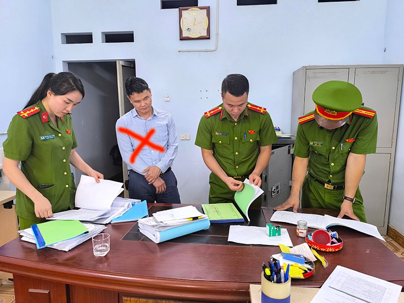 Cơ quan công an khám xét nơi làm việc của đối tượng Bùi Văn Hưng