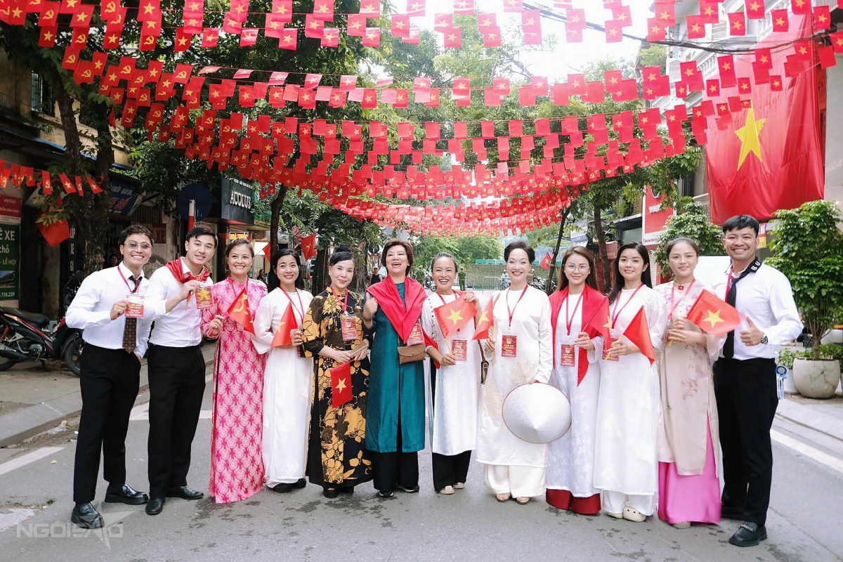 Các nghệ sĩ thuộc khối Văn hóa - Thể thao dậy từ 5h sáng, tập diễu hành nhiều giờ nhưng vẫn tươi tắn, giữ năng lượng tích cực trong ngày hợp luyện chính thức đầu tiên, 21/8.