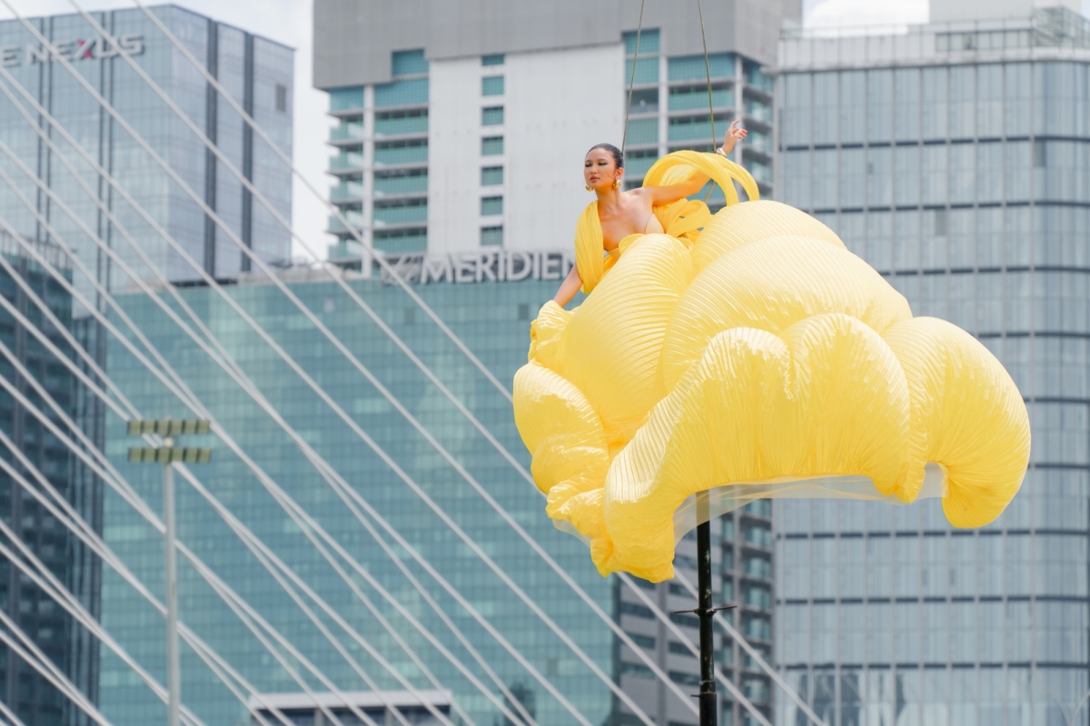 Trong tập 1 chương trình Vietnam’s Next Top Model 2025, 15 thí sinh bước vào thử thách chính: photoshoot trên không trung với cây kháng lực cao 5 mét. Nàng Mơ Trà My bị ban giám khảo chê kỹ năng.