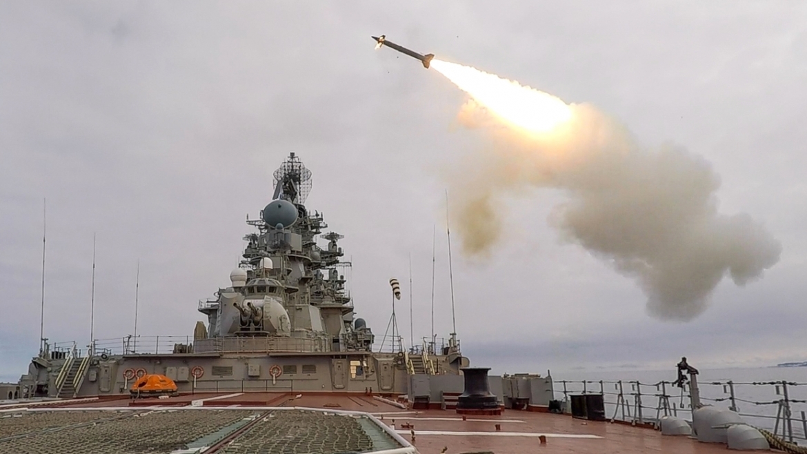 Kinzhal – Hệ thống siêu thanh phóng từ MiG-31K, đạt Mach 2 trước khi tách và bay theo quỹ đạo bán đạn đạo, có thể cơ động giai đoạn cuối, mang đầu đạn thường hoặc hạt nhân. Ảnh: RT