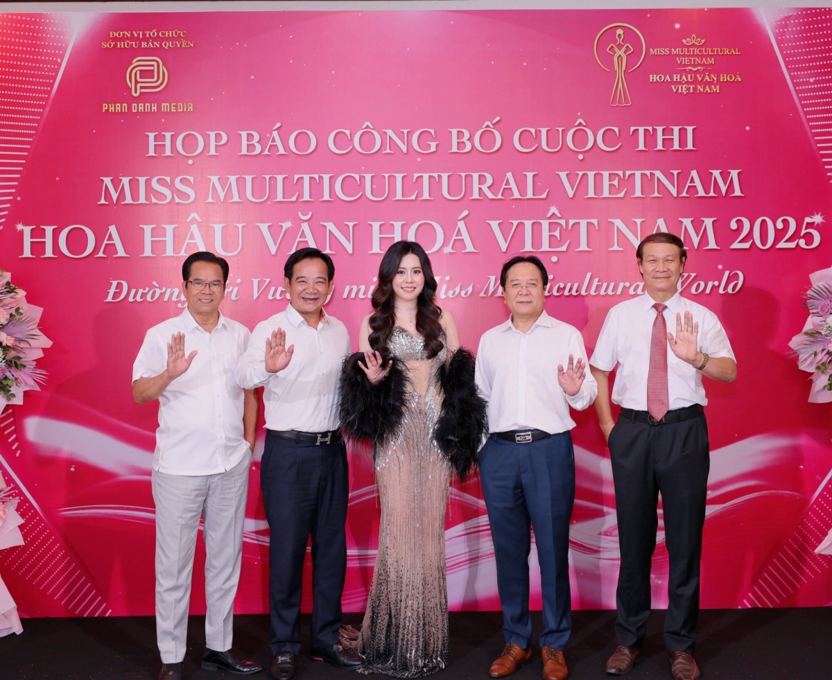 Các thành viên ban giám khảo