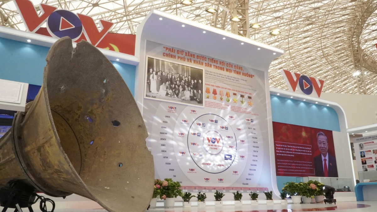 Trạm dừng thứ tư là “VOV và công chúng”. Không gian mở và đầy sức sống, nơi công chúng không chỉ lắng nghe, chiêm ngưỡng mà còn trực tiếp hòa mình vào dòng chảy lịch sử. Điểm nhấn là trải nghiệm thực tế ảo VR “Trở về thời khắc thiêng liêng” đã đề cập ở trên. Khu vực này còn có sân khấu giao lưu và các hoạt động tương tác, kết nối công chúng với Tiếng nói Việt Nam, biến họ từ người nghe thành người trải nghiệm, từ khán giả thành một phần trong hành trình 80 năm đồng hành cùng đất nước.