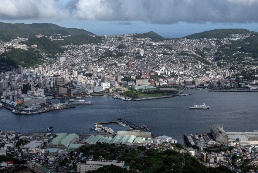 Hình ảnh một con tàu rời bến từ cảng Nagasaki, nơi cùng với toàn bộ thành phố đã bị san phẳng bởi vụ ném bom nguyên tử trong Thế chiến II. Ngày nay, Nagasaki là nơi sinh sống của gần 400.000 người, tăng hơn so với dân số năm 1945.