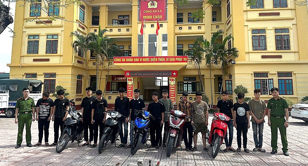 13 đối tượng bị bắt giữ cùng nhiều tang vật liên quan. Ảnh: KT.