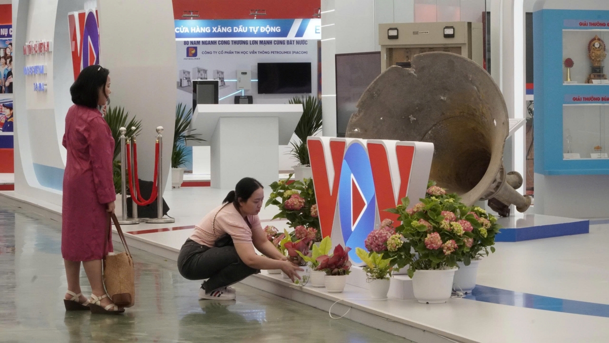 Triển lãm "80 năm Tiếng nói Việt Nam đồng hành cùng đất nước" hứa hẹn sẽ là một điểm hẹn văn hóa – truyền thông đầy cảm xúc trong dịp lễ Quốc khánh. Hãy sẵn sàng để tham gia vào chuyến hành trình trở về lịch sử đầy cảm xúc này, lắng nghe và hòa mình trong bản hòa tấu 80 năm Tiếng nói Việt Nam hòa cùng dòng chảy của lịch sử đất nước