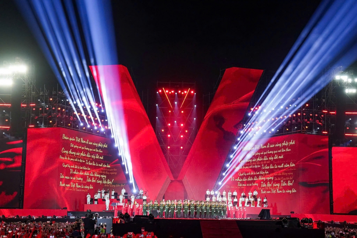 Khoảnh khắc 50.000 người hòa giọng ca khúc "Tiến quân ca" ở sân vận động Mỹ Đình. Ảnh: Nam Trần