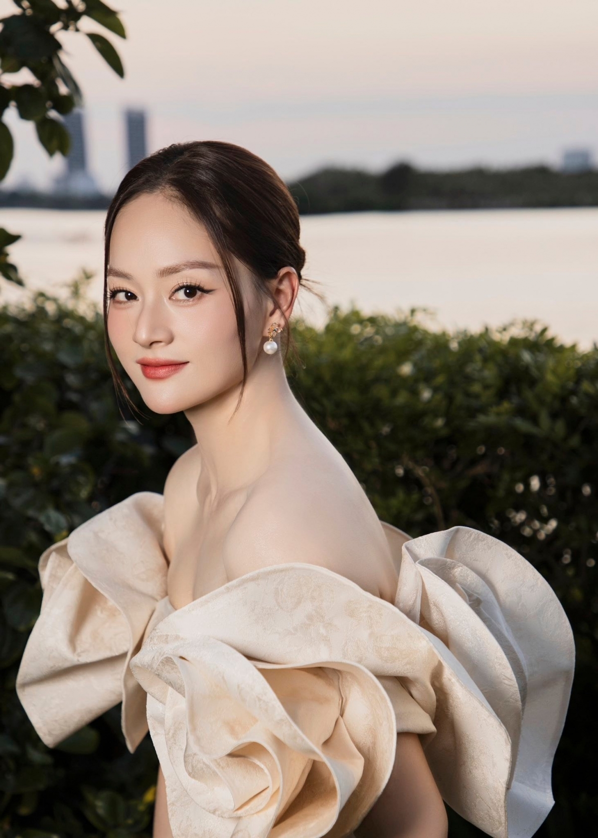 Sau khi đơn phương nộp đơn ly hôn với chồng Tây từ tháng 5, Lan Phương cho biết đã rao bán căn hộ ở Đà Nẵng. “Ban đầu tôi tưởng người mua là 1 người chuyên đầu tư nhà cửa nhưng gặp nói chuyện mới biết là một người mẹ đơn thân, thích cuộc sống ở Đà Nẵng nên gom tiền mua căn hộ này để đưa con nhỏ vào sống cùng mình”, cô chia sẻ.