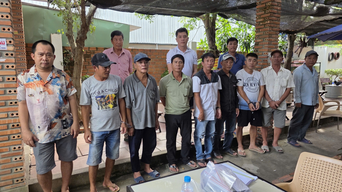 Các đối tượng bị bắt qua tang đang cá cược đá gà qua mạng Internet