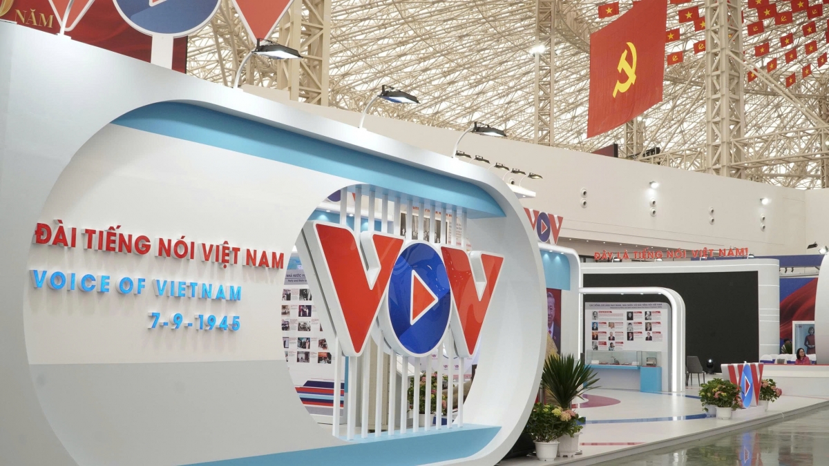 Triển lãm "80 năm Tiếng nói Việt Nam đồng hành cùng đất nước" tại Trung tâm Triển lãm Quốc gia, diễn ra từ ngày 28/8/2025 đến ngày 05/9/2025. Đây là cơ hội có một không để hai khán thính giả cả nước, bạn đọc khám phá lịch sử của Đài Tiếng nói Việt Nam (VOV) – cơ quan truyền thông chủ lực đa phương tiện của quốc gia đã gắn bó, đồng hành cùng đất nước suốt 80 năm qua. Triển lãm hứa hẹn mang đến một hành trình đa giác quan, nơi bạn có thể "nghe" lịch sử bằng tai, "nhìn" lịch sử bằng mắt và "chạm" vào lịch sử bằng cả trái tim, đánh thức mọi cảm xúc.