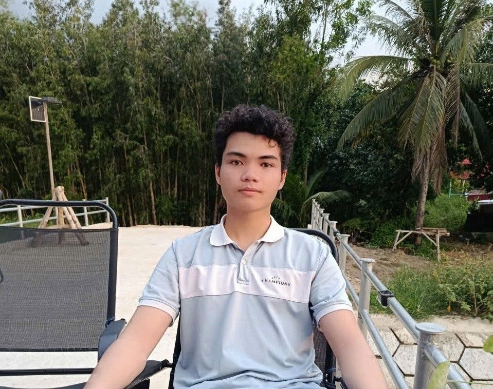 Em Nguyễn Thanh Quy, sinh viên năm 2 trường Đại học Bách Khoa TP.HCM vui mừng khi trúng 100 triệu đồng từ Trà Xanh Không Độ (Ảnh: NVCC)