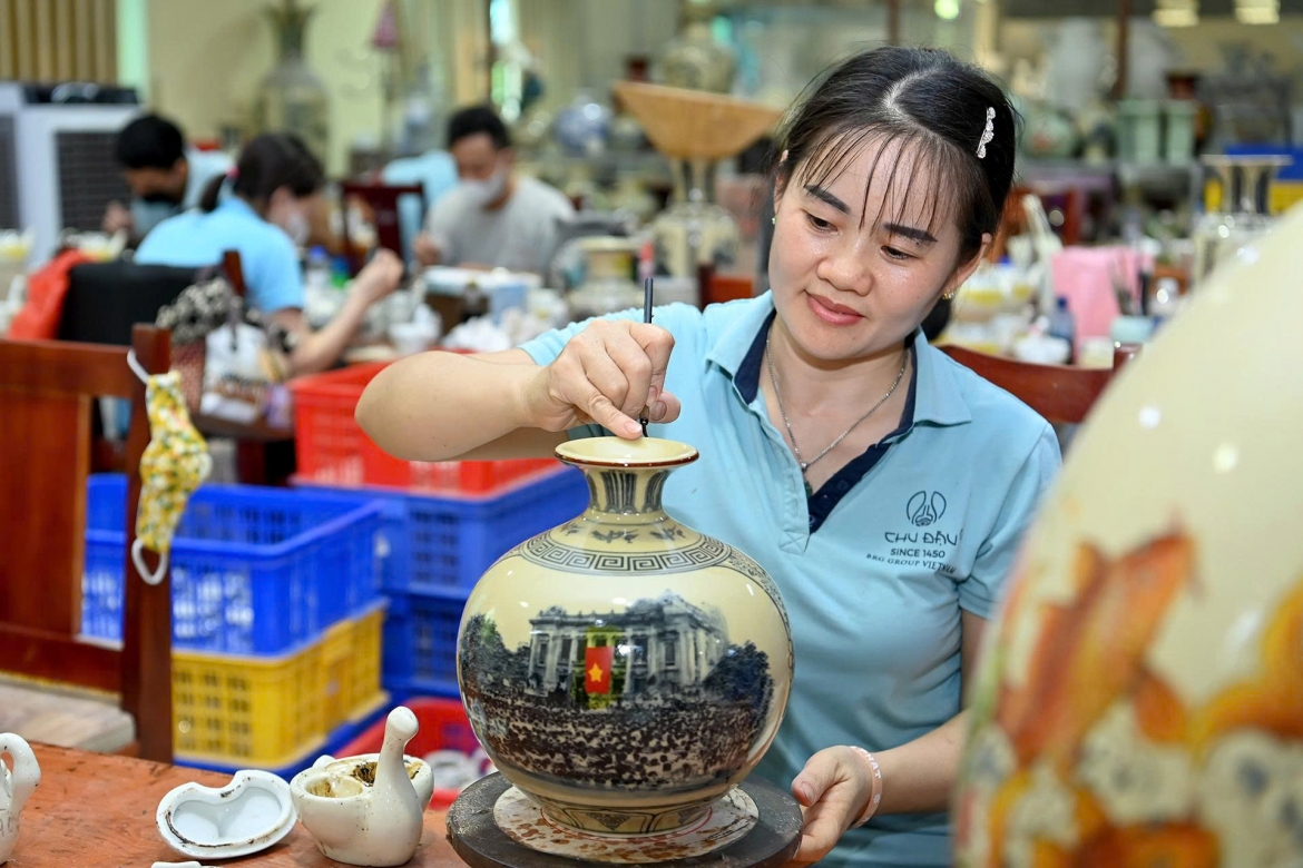 Nghệ nhân chế tác sản phẩm Bình Giọt Ngọc
