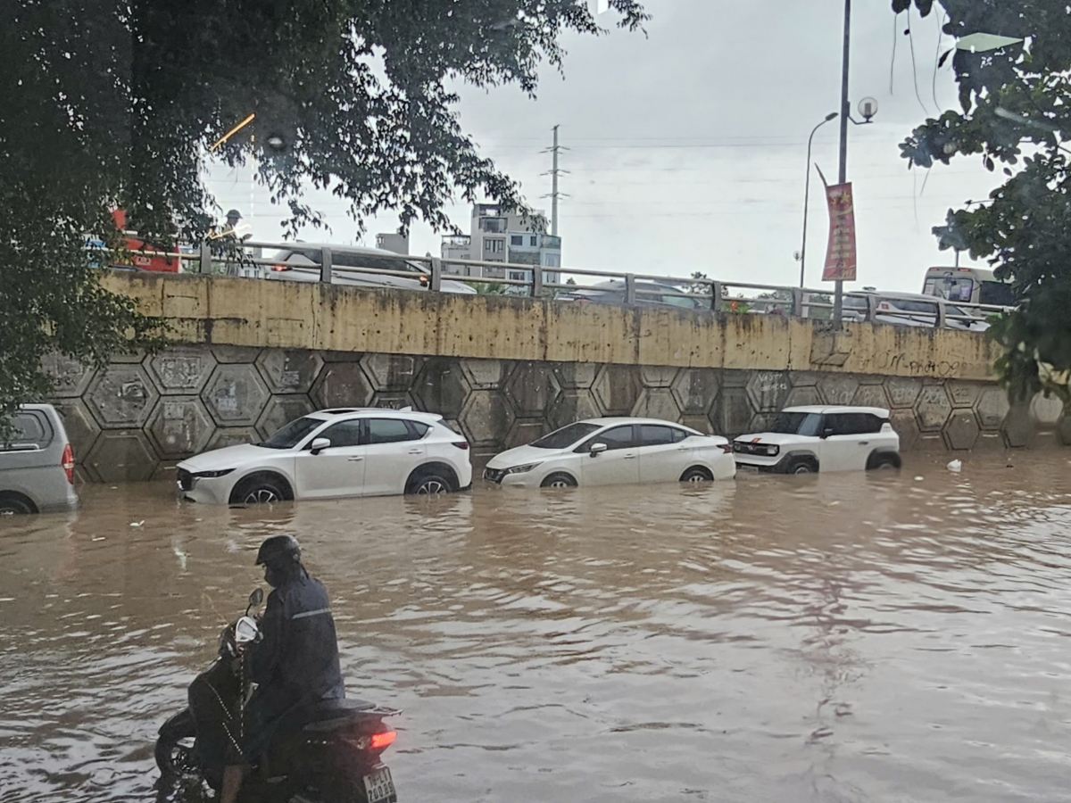 Khu vực cầu vượt Yên Nghĩa - Hà Đông cũ các phương tiện phải lựa đường đi vào phía trong để không bị ngập sâu.