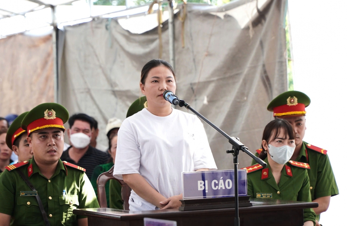 Bị cáo Bùi Hồng Nhi tại phiên tòa.