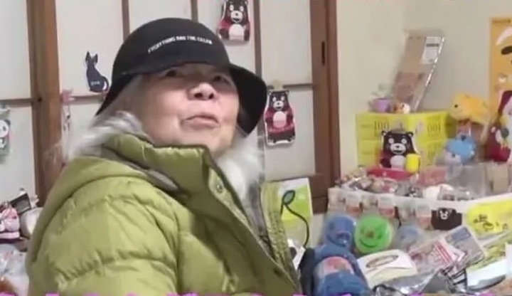 Bà Nachiko Tanaka, 83 tuổi, ngồi giữa đống đồ đạc lộn xộn trong căn hộ của mình. (Ảnh: Handout)