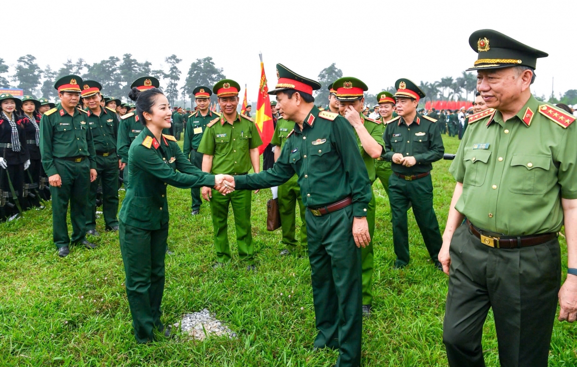 Thượng úy Ngọc Hân tham gia đọc thuyết minh tại lễ kỷ niệm 70 năm chiến thắng Điện Biên Phủ.