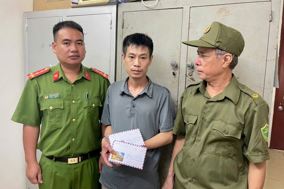 Đối tượng Nguyễn Văn Tiến cùng tang vật tại cơ quan điều tra