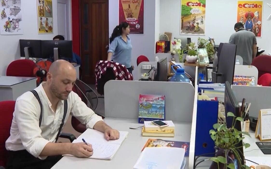 Jesse Peterson (bìa trái) tại tòa soạn báo Tuổi Trẻ (ảnh do nhân vật cung cấp).