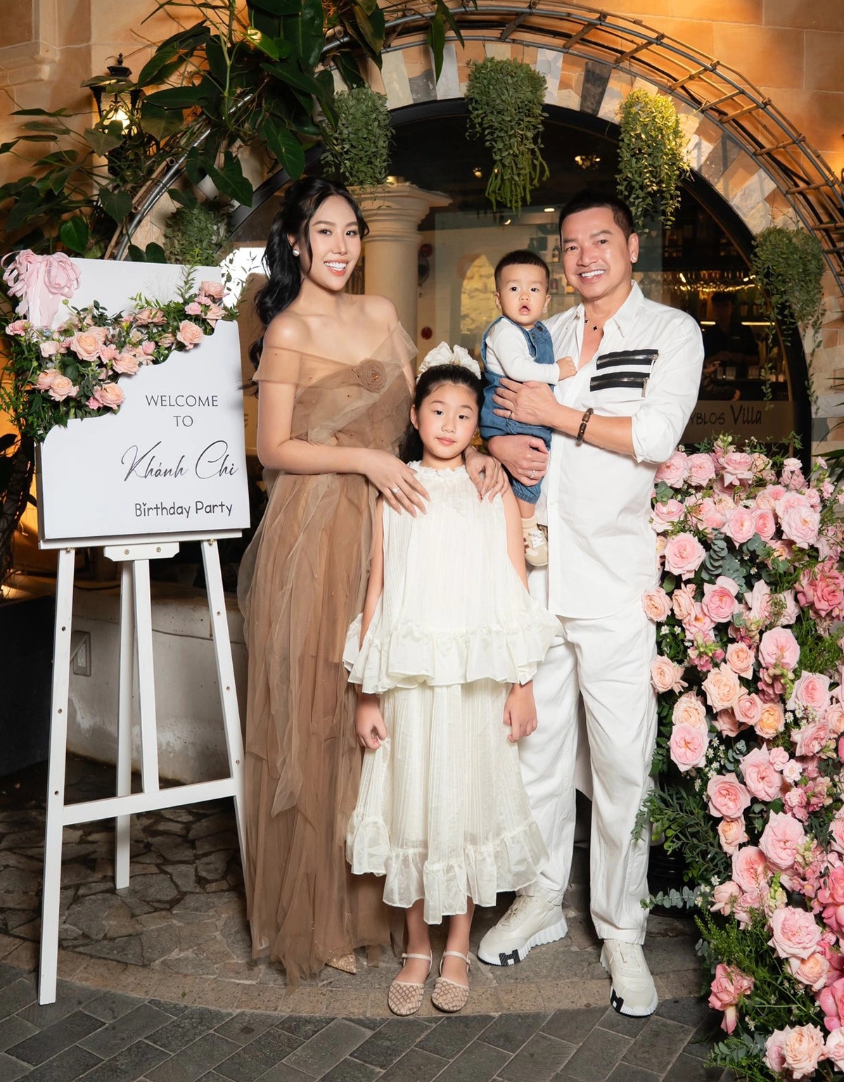 Nghệ sĩ Quang Minh cùng bạn gái Tăng Khánh Chi quây quần bên con chung, con riêng trong buổi tiệc sinh nhật tại TP HCM.