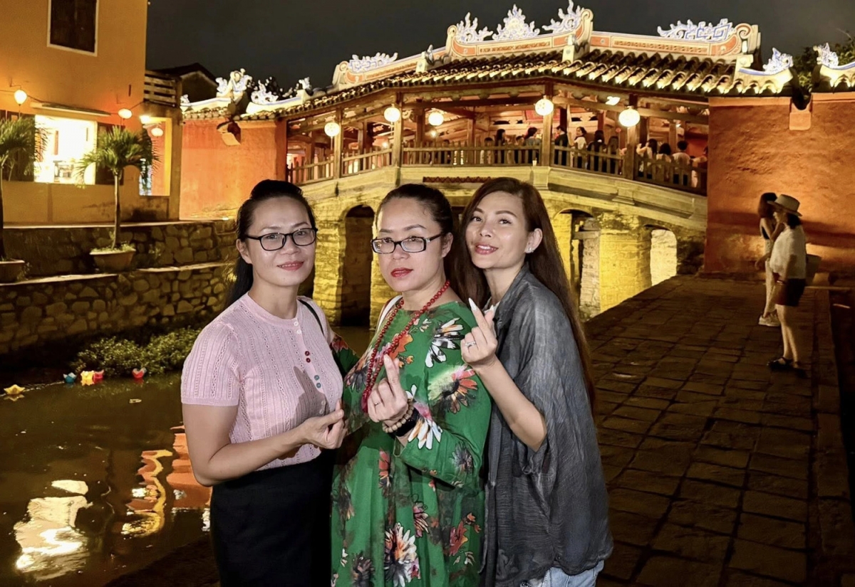 Ca sĩ Ngọc Anh rủ chị em Minh Anh, Minh Ánh du lịch Hội An, kỷ niệm 30 năm thành lập Tam ca 3A.