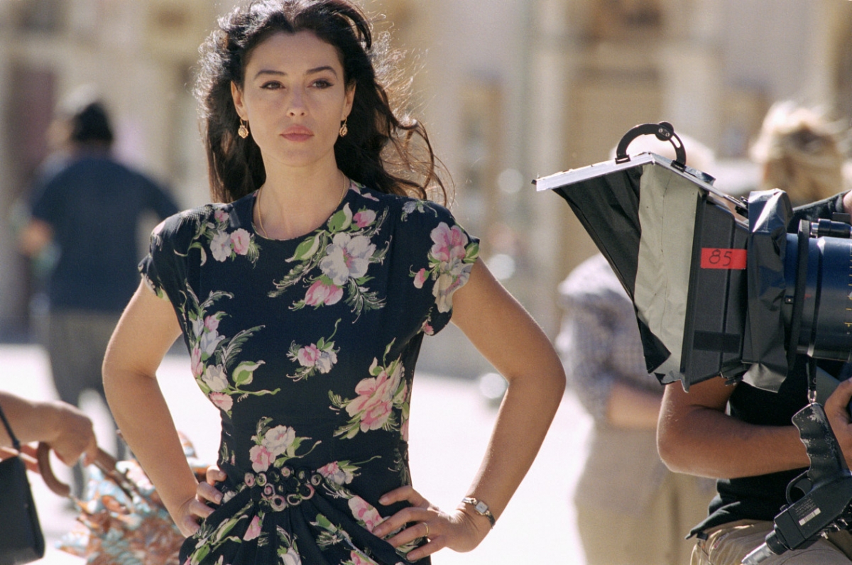 Đạo diễn Giuseppe Tornatore không chỉ dựng nên một người phụ nữ đẹp, mà dựng nên một “định mệnh” trong “Malèna”. (Hình ảnh trong phim)