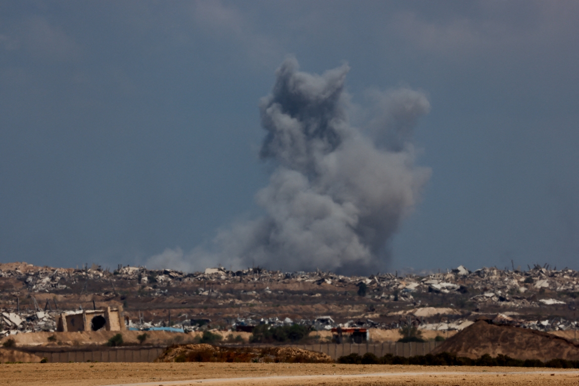 Khói bốc lên ở Gaza. Ảnh: Reuters