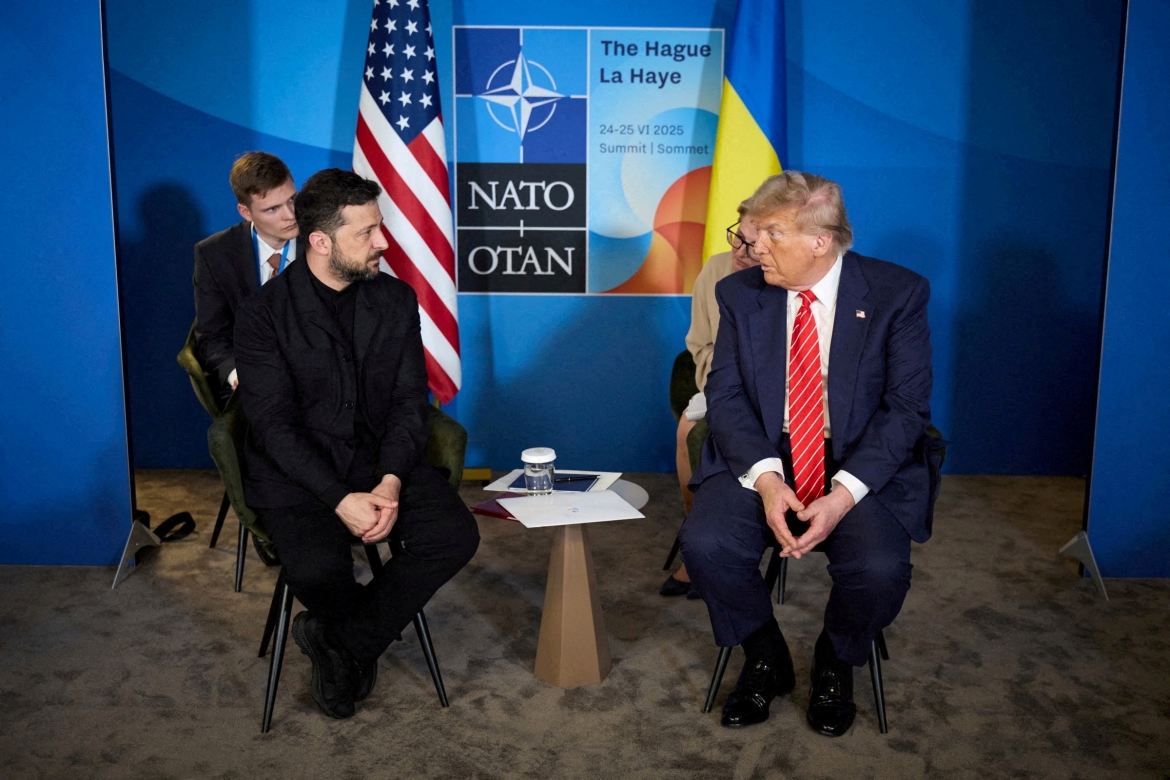 Tổng thống Ukraine Volodymyr Zelensky và Tổng thống Mỹ Donald Trump gặp nhau tại The Hague, Hà Lan ngày 25/6/2025. Ảnh: Reuters