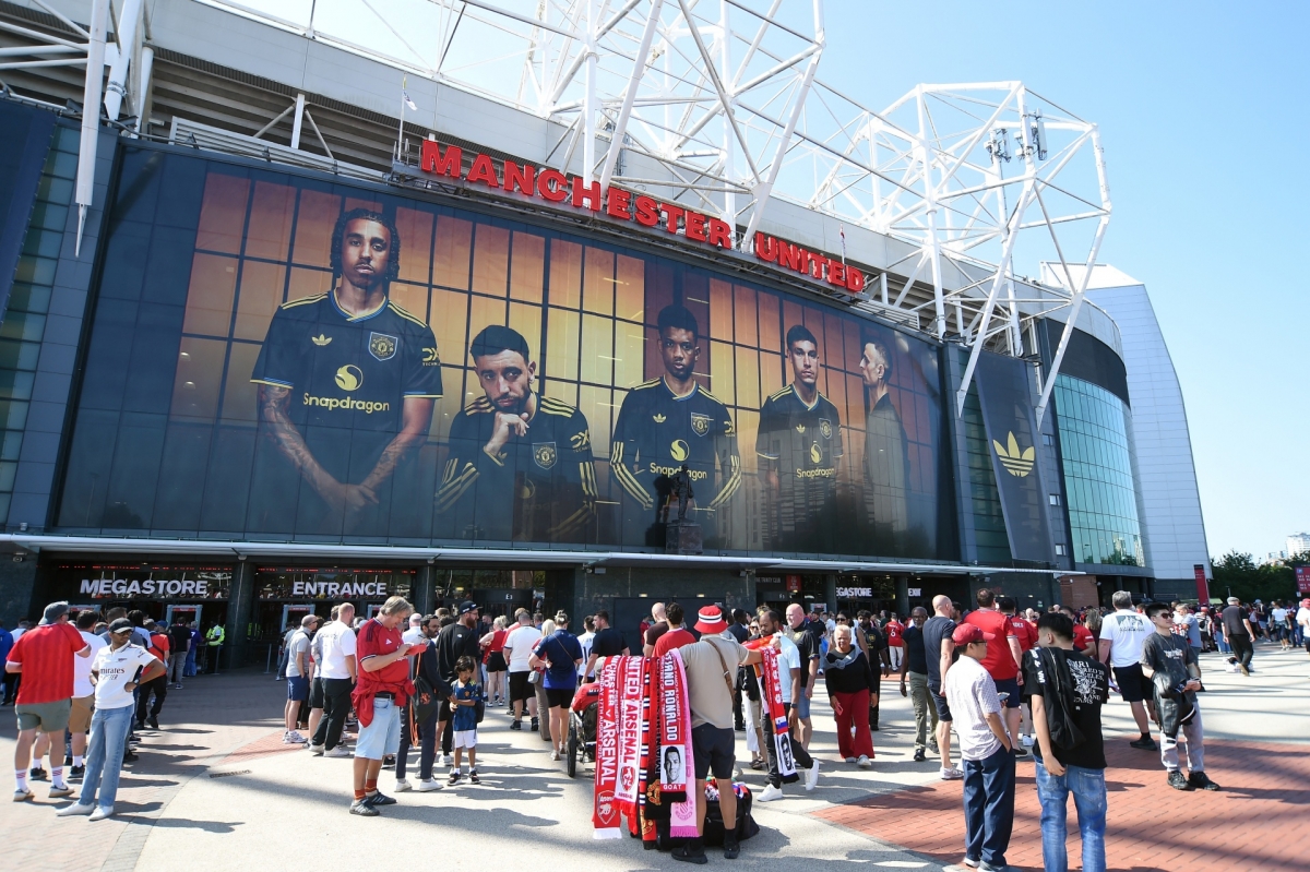 Các CĐV có mặt ở Old Trafford từ rất sớm cho màn derby rực lửa nước Anh giữa MU vs Arsenal trong khuôn khổ vòng 1 Ngoại hạng Anh 2025/2026 (Ảnh: Reuters)