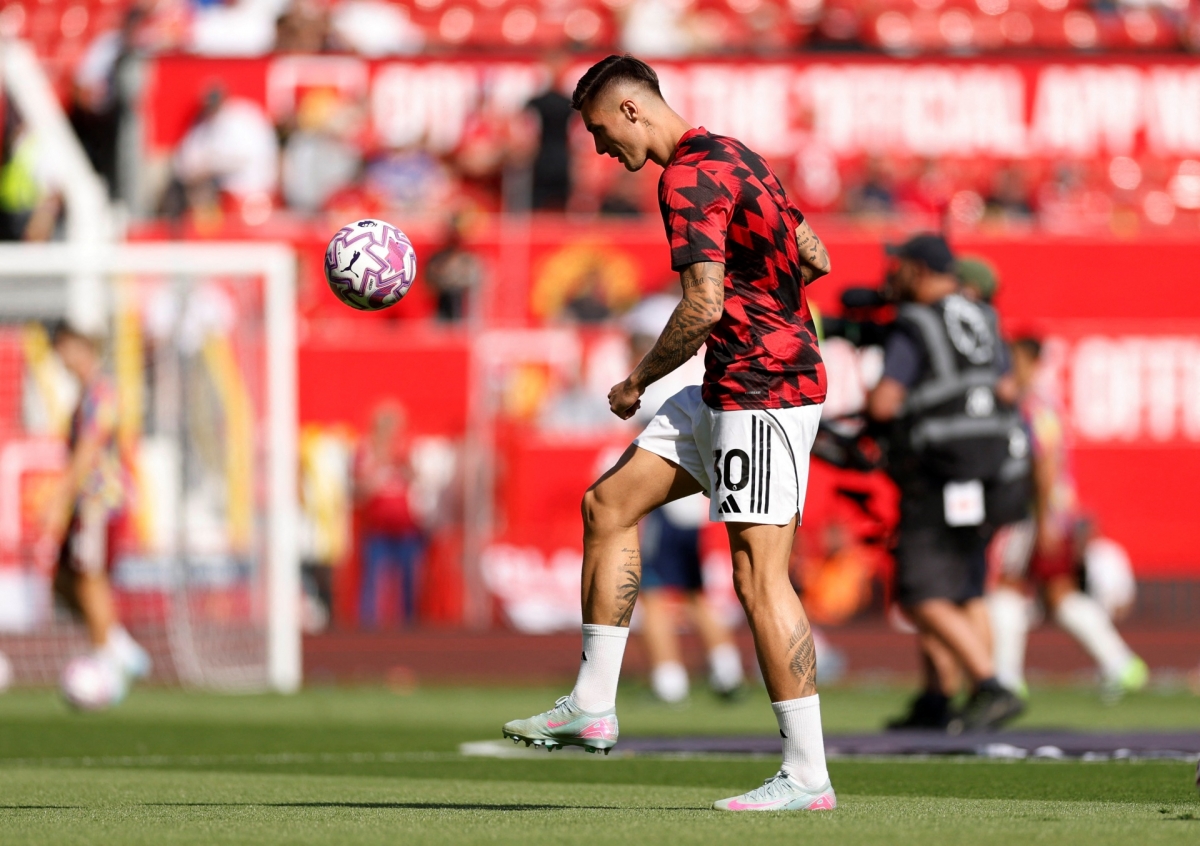 Bom tấn Benjamin Šeško ngồi dự bị ở màn đại chiến MU vs Arsenal trong khuôn khổ vòng 1 Ngoại hạng Anh 2025/2026 (Ảnh: Reuters)