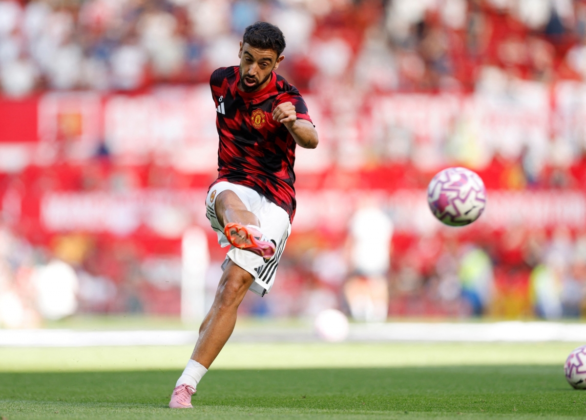 Phía sau Mason Mount là Bruno Fernandes (Ảnh: Reuters)