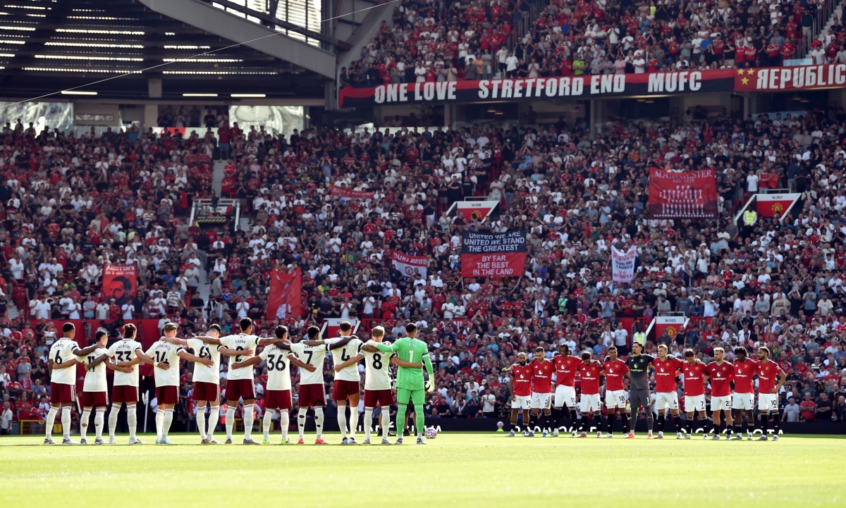 Các cầu thủ MU và Arsenal dành 1 phút mặc niệm dành cho tiền đạo quá cố Diogo Jota của Liverpool, người đã qua đời trong một vụ tai nạn giao thông ngày 3/7 vừa qua (Ảnh: Reuters)