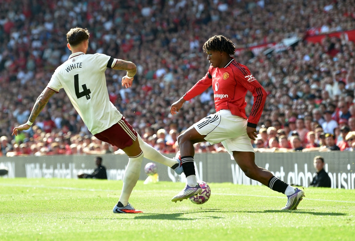 MU đang chơi ép sân tìm kiếm bàn gỡ (Ảnh: Reuters)