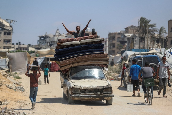 Người Palestine di tản khỏi miền bắc Gaza hướng về phía nam ngày 18/8 - Ảnh: REUTERS