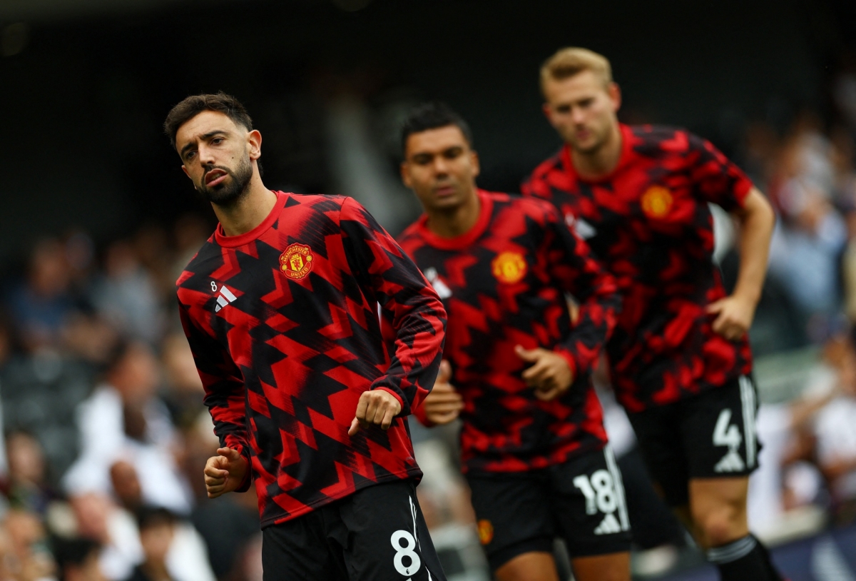 Các cầu thủ MU khởi động trước giờ G (Ảnh: Reuters)