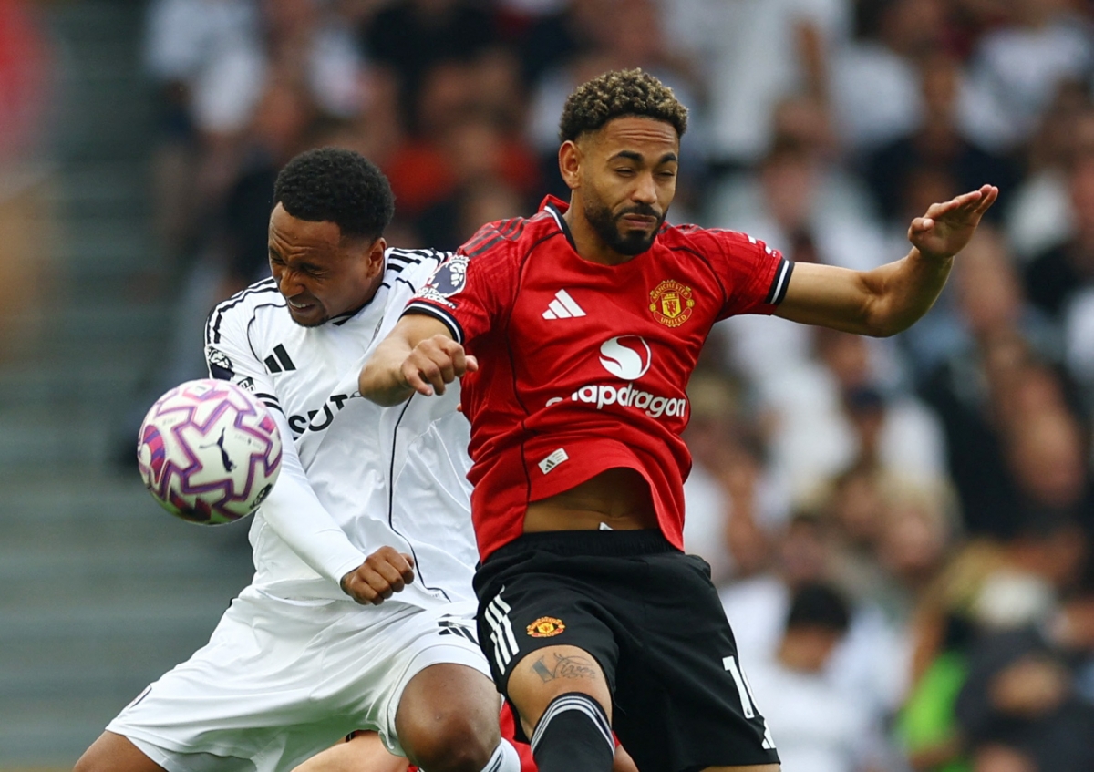 Cột dọc từ chối bàn thắng của Matheus Cunha (Ảnh: Reuters)