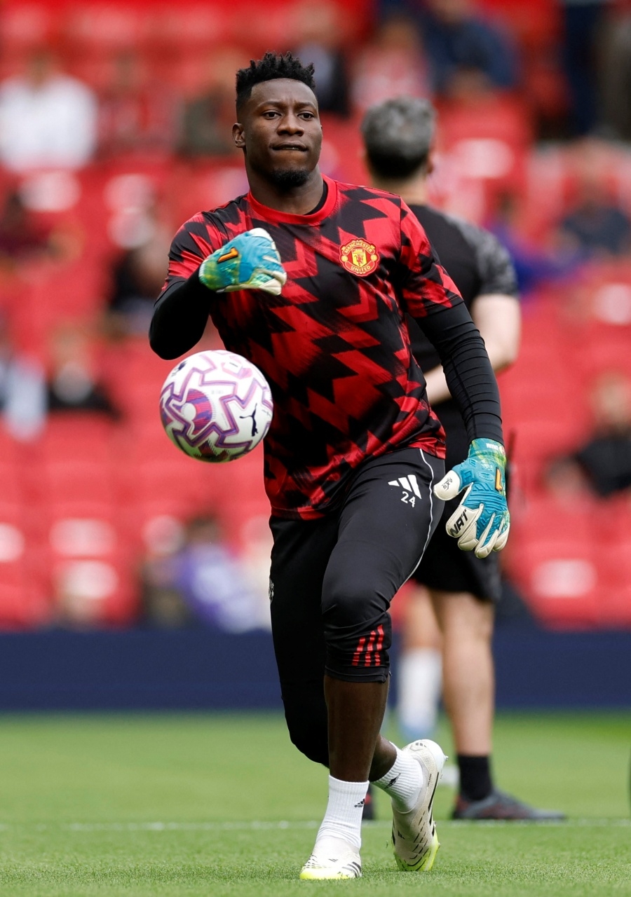 ... trong khi Onana bị tống lên băng ghế dự bị (Ảnh: Reuters)