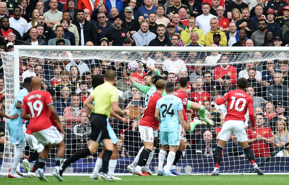 MU đang chơi áp đảo Burnley sau tiếng còi khai cuộc (Ảnh: Reuters)