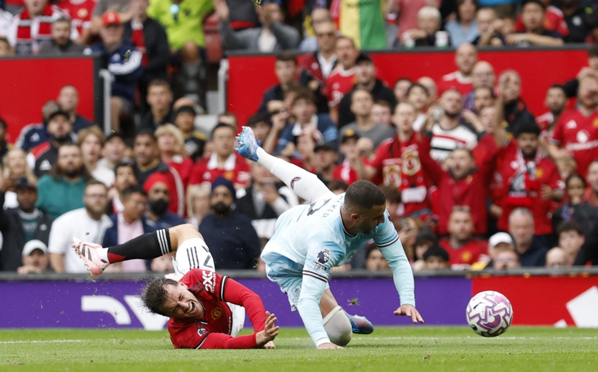 Tình huống VAR từ chối phạt đền cho MU (Ảnh: Reuters)