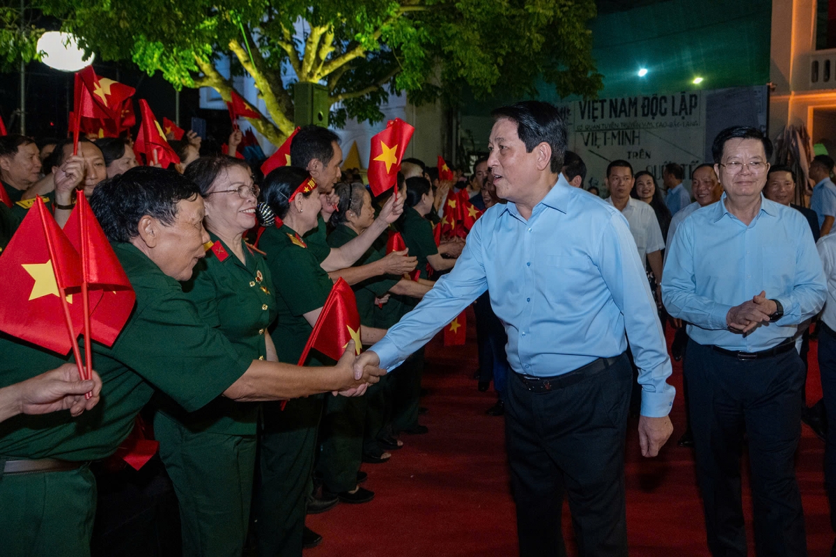 Chủ tịch nước Lương Cường bắt tay với đại biểu dự điểm cầu Hà Nội