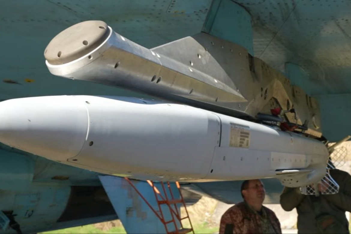 Tên lửa mồi nhử ADM-160 dưới cánh Su-27. Ảnh: Không quân Ukraine